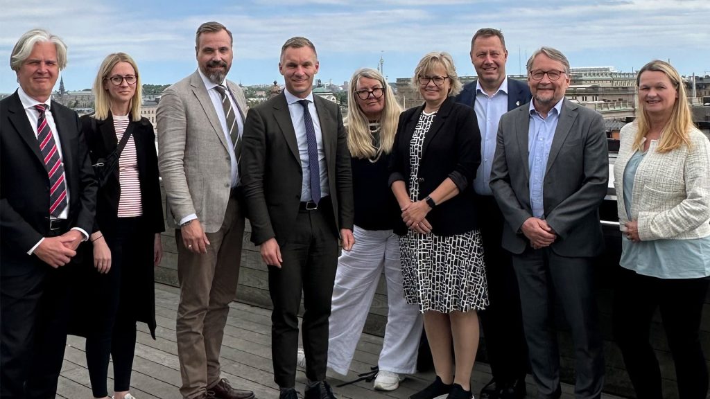 9 personer som står uppradade