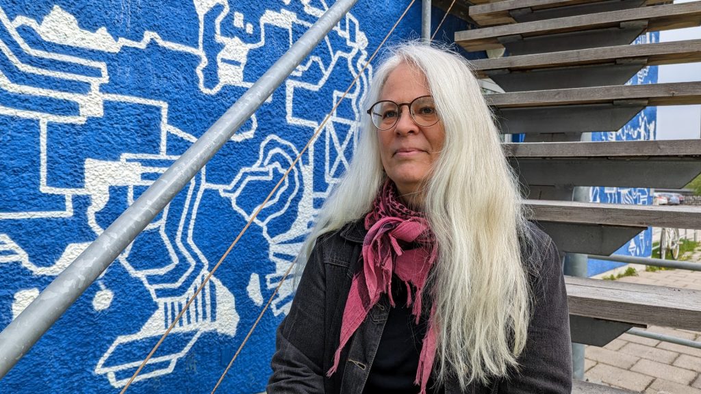 Camilla Dal sitter på en trappa utomhus framför Konstcentrum