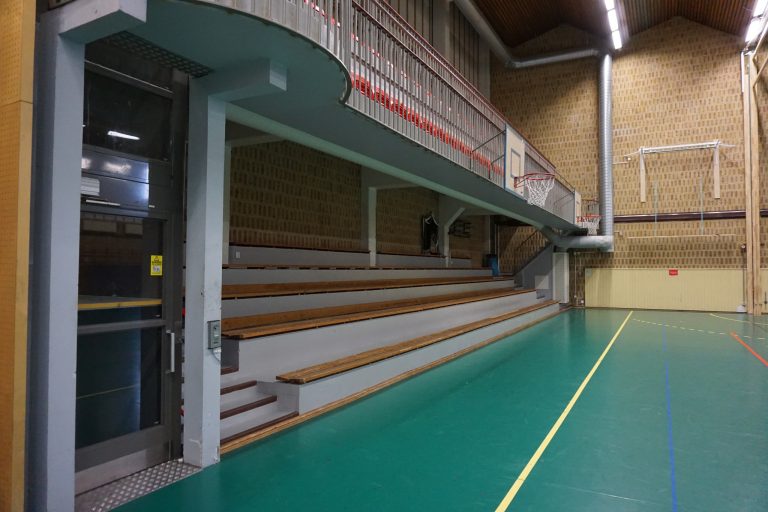 Läktare och hiss i Valbo Sportcentrums idrottshall.