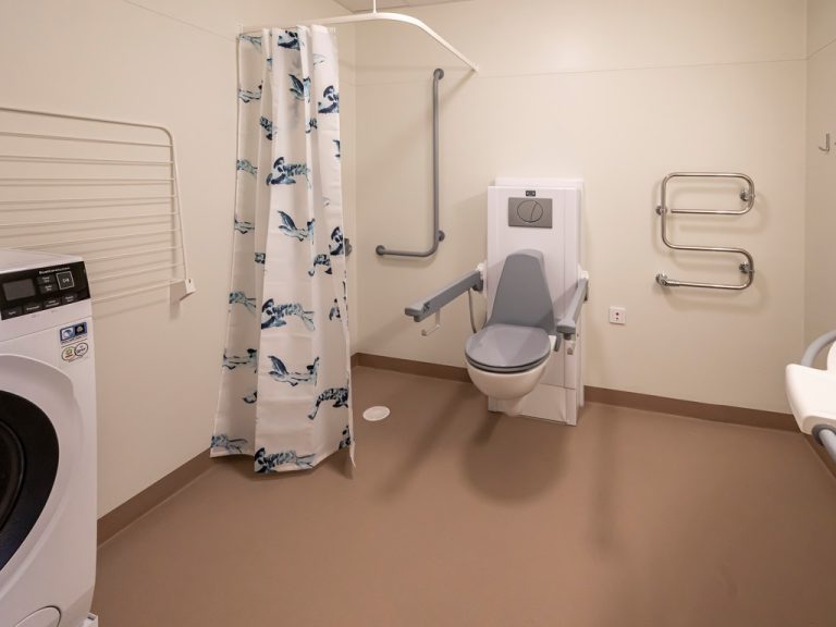 Badrum anpassad för funktionsnedsatta personer på Hemlingborgs vård- och omsorgsboende.