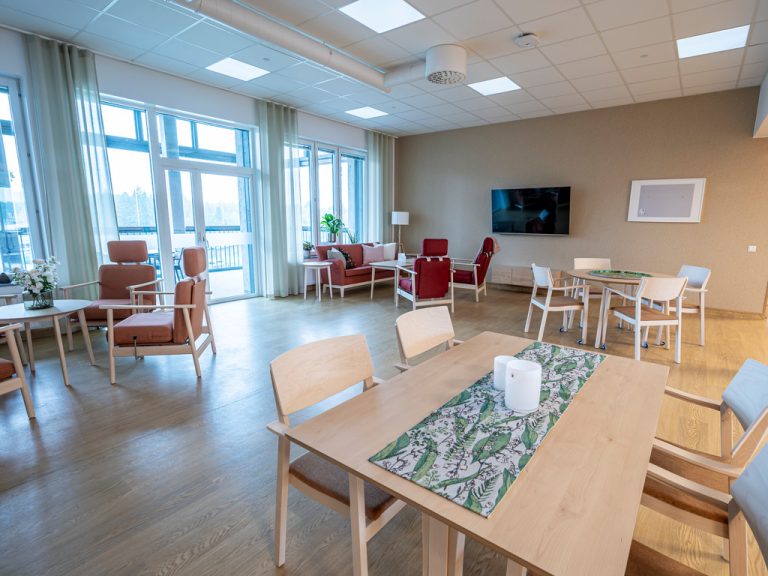 Samlingsrum med matbord och soffgrupp på Hemlingborgs vård- och omsorgsboende.