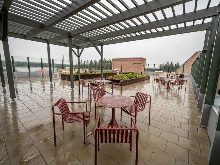 Gemensam utrymme utomhus med sittmöjligheter på Hemlingborgs vård- och omsorgsboende.