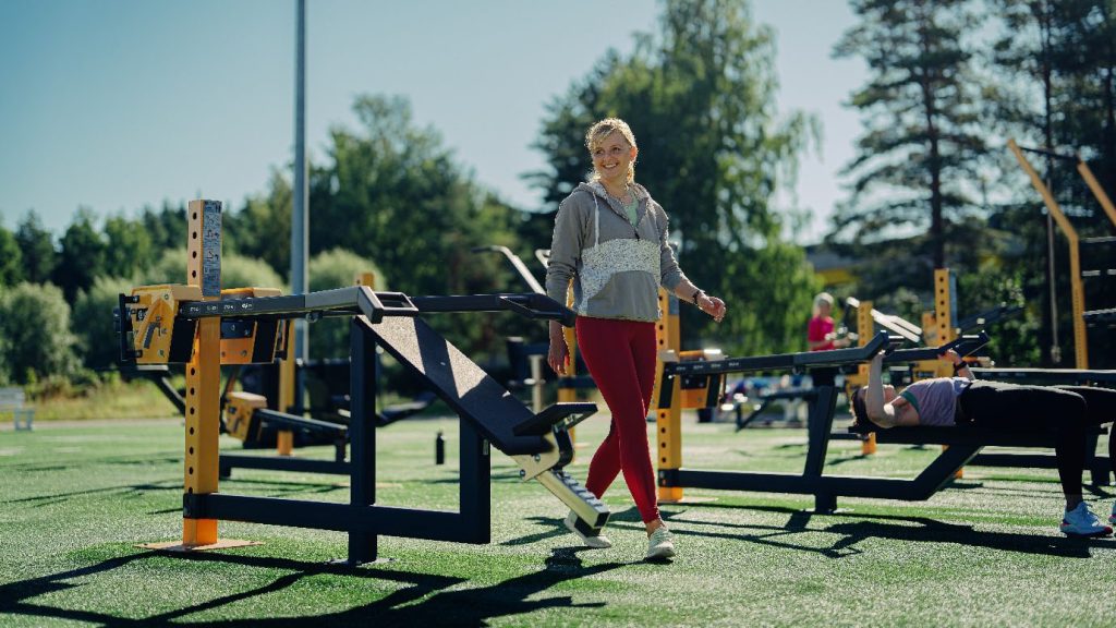 Personer som tränar på maskiner från Omnigym