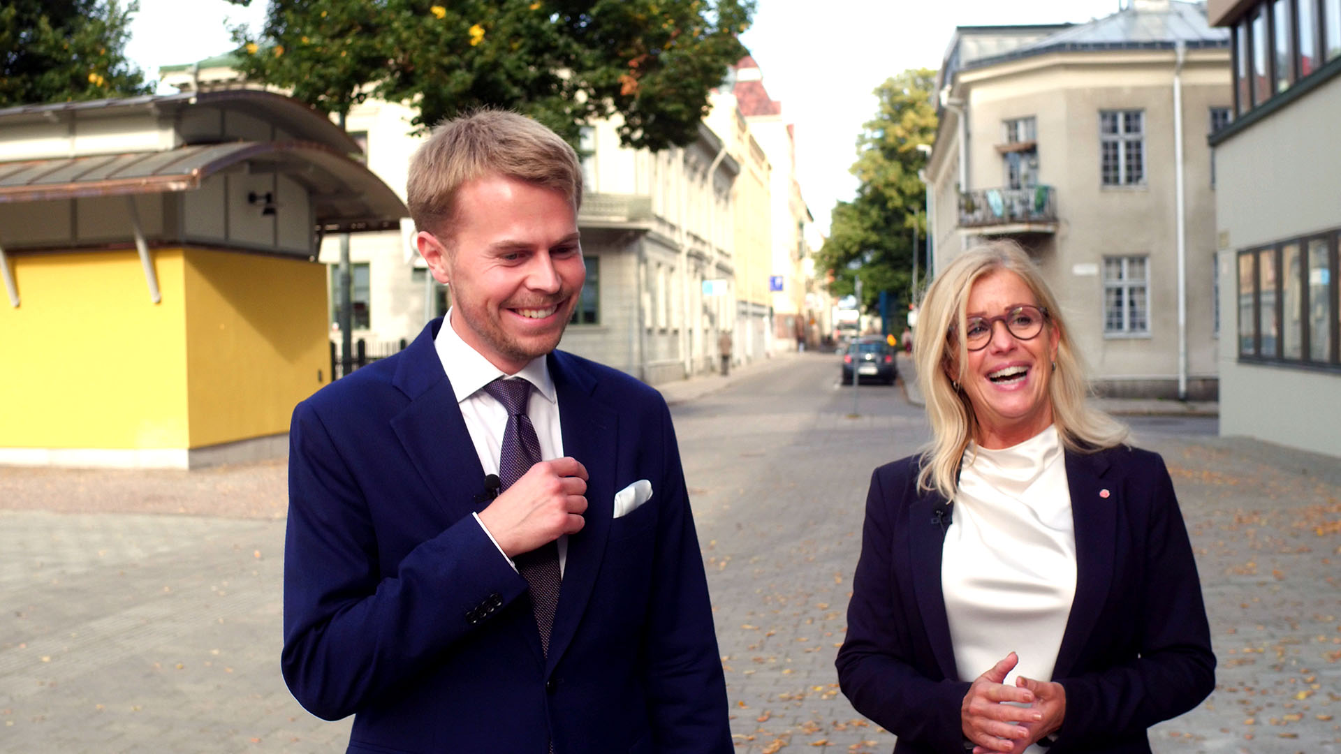 William Elofsson (M) och Åsa Wiklund Lång (S) efter ett kommunstyrelsesammanträde