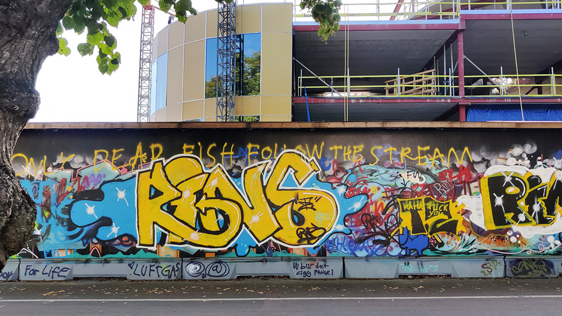 Grafittivägg utanför Agnes Kulturhus under bygget