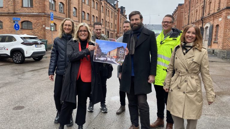 Jennie Järverud från Diös, Adam Eriksson, från Fleräng Fastigheter, Åsa Wiklund Lång (S) kommunstyrelsens ordförande, Fredrik Thorgren från Fastpartner, Anders Ekman (C), ordförande för Samhällsbyggnadsnämnden, Jan Karlgren, teknisk chef Gävle kommun och Christina Friberg från Fastighetsägarna visar upp sin gemensamma vision för Magasinsområdet.