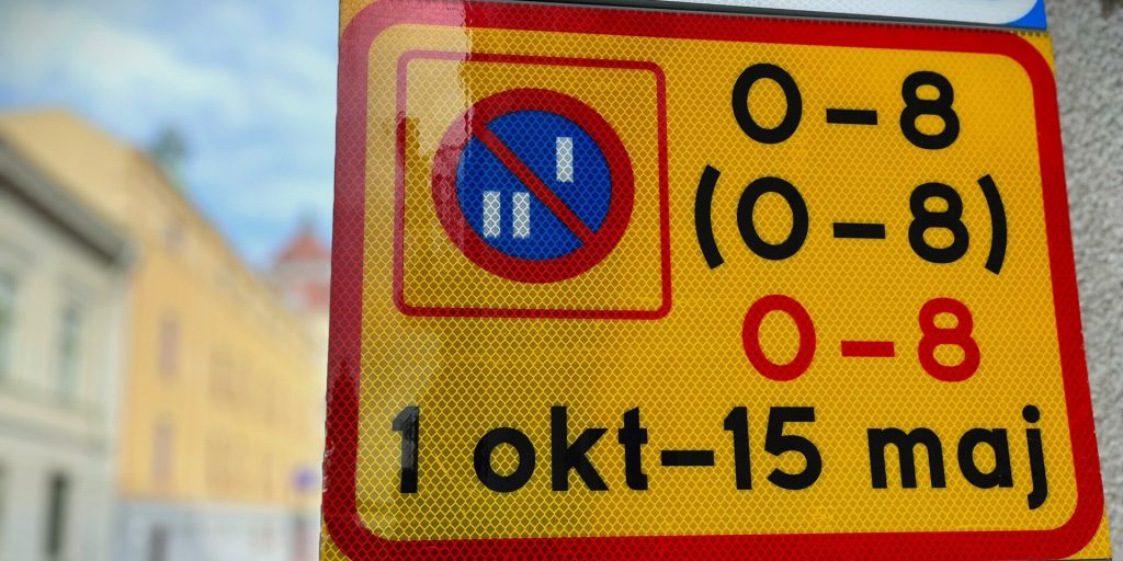 Fototo visar trafikskylt för datumparkering