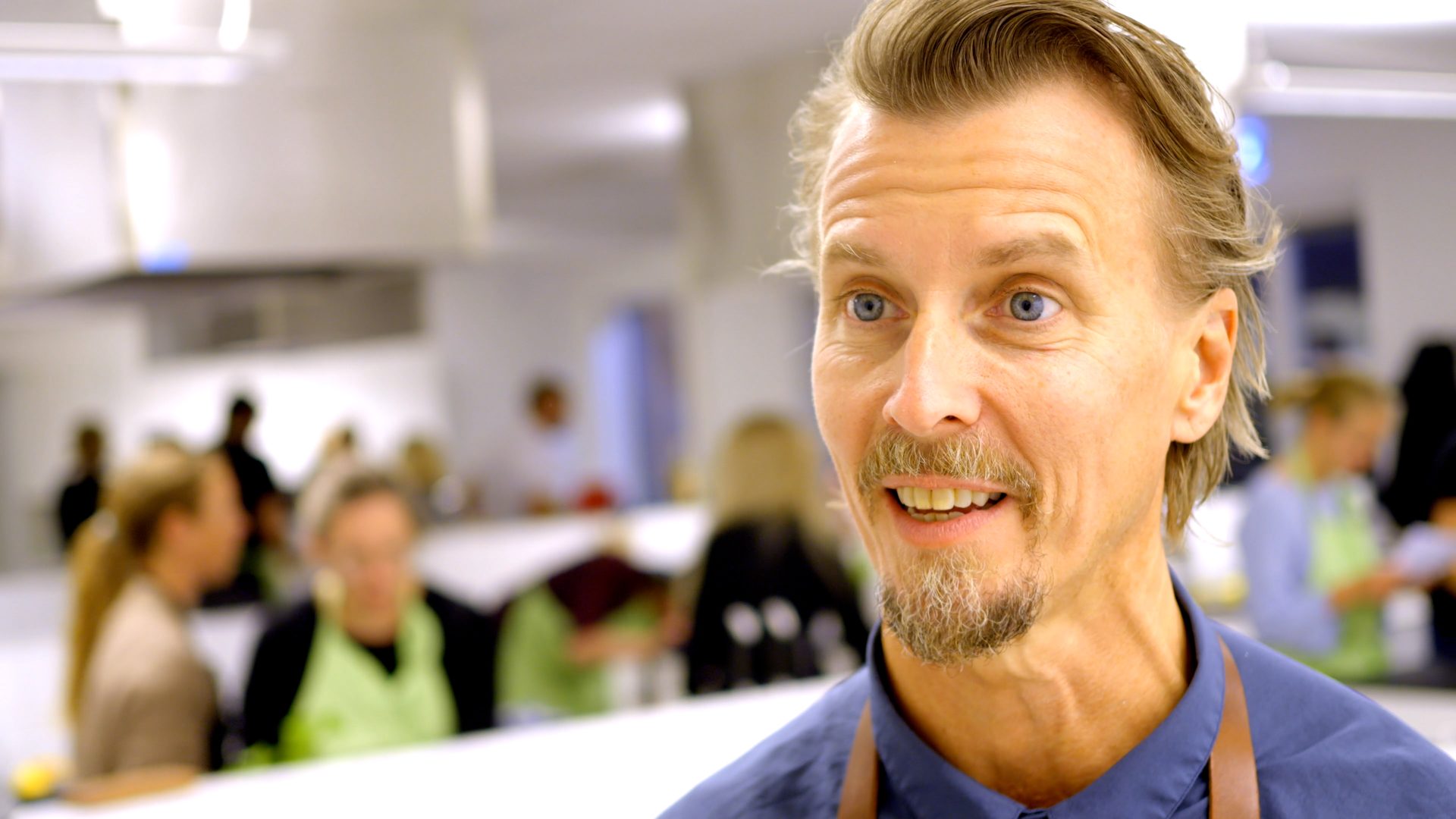 Paul Svensson intervjuas under matlagningskursen.