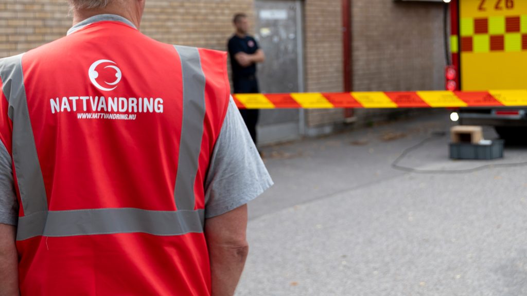 En person som har en väst med texten nattvandring