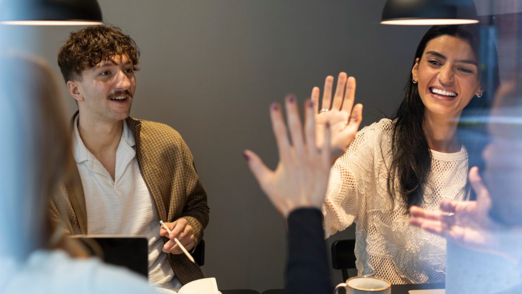 Glad personer som arbetar