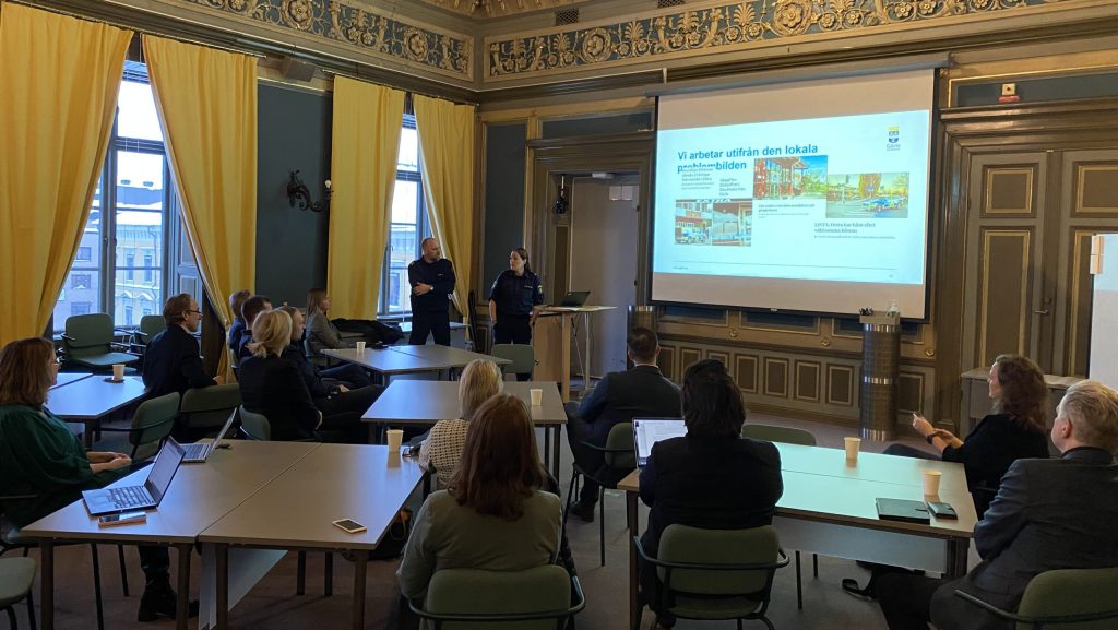 dialogmöte i stadshuset tillsammans med polis, kommun och näringsliv.