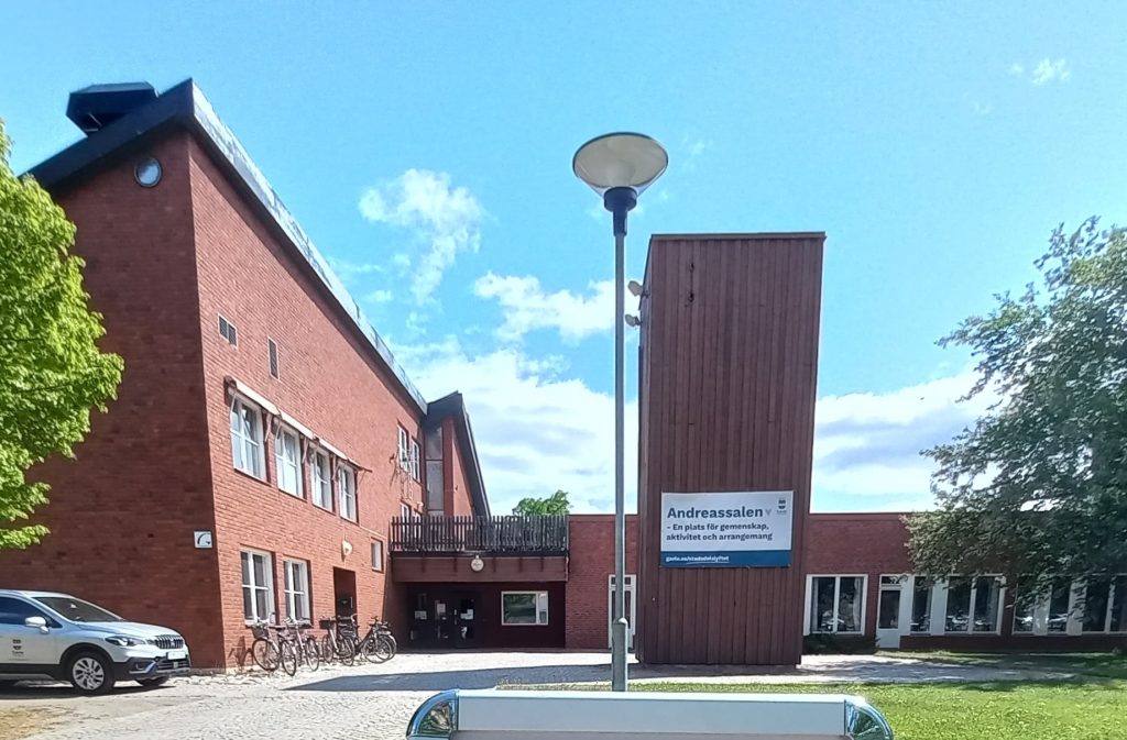 Entré till tegelbyggnaden Andreassalen i Andersberg