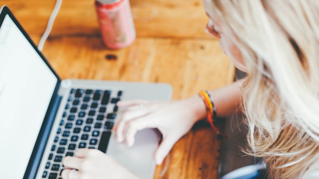 BIlden visar en kvinna framför en datorskärm