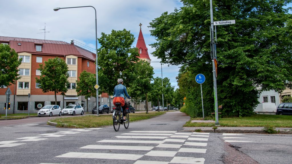 En person som cyklar över ett övergångsställe