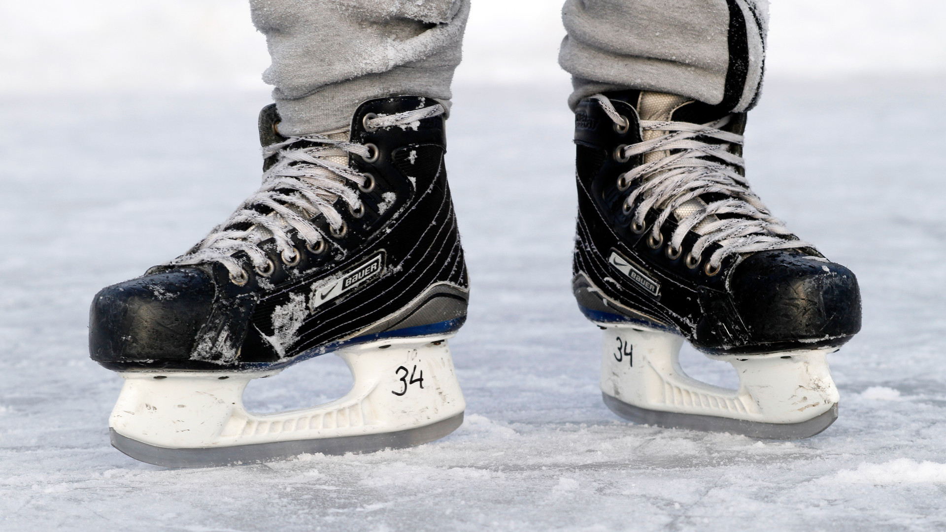 Ett par hockeyskridskor som står på isen
