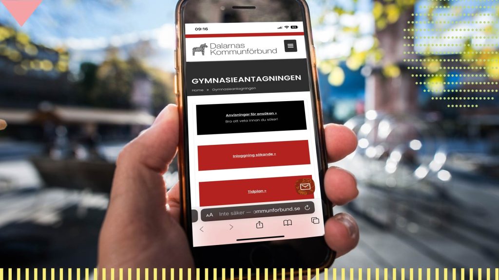 En hand som håller i en telefon