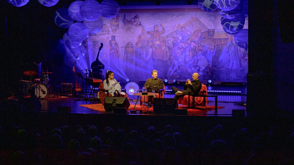 Personer på en kulturscen under evenemanget Gävlit.
