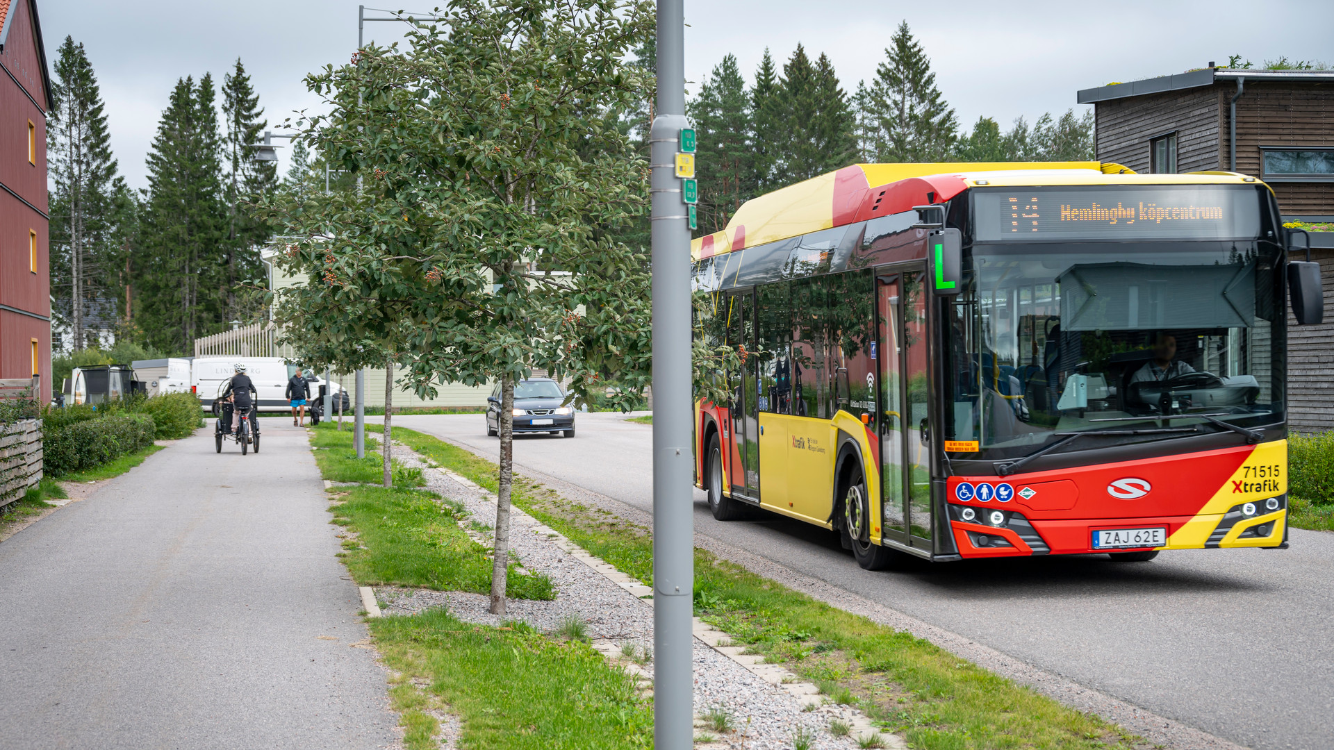 Buss kör genom Södra Hemlingby