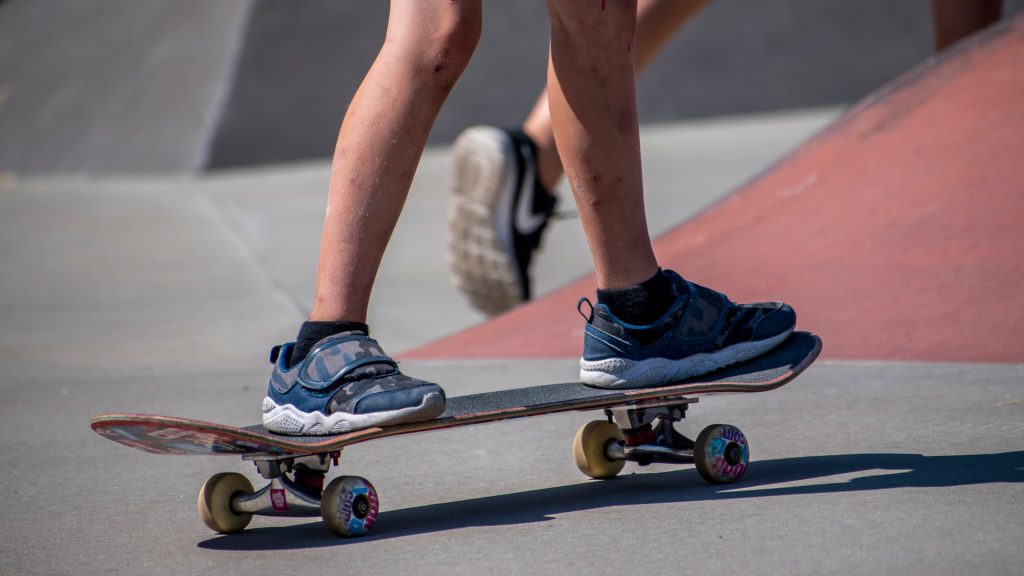 Bild på en person som åker skateboard i en skatepark