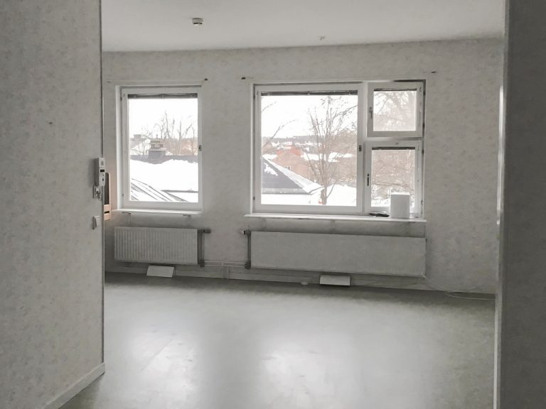 Fönster i en lägenhet som är tom