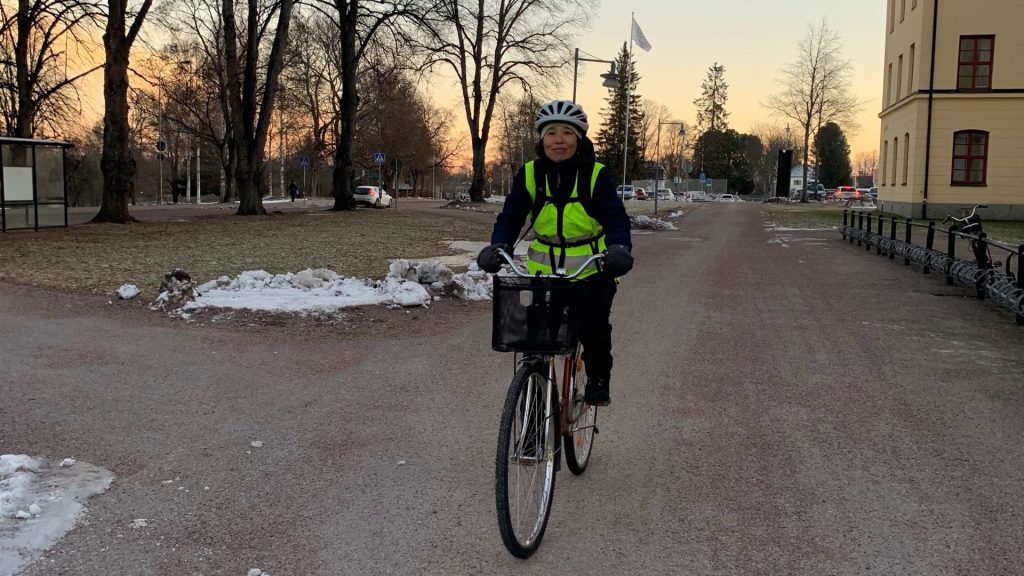 kvinna med reflexväst på cykel