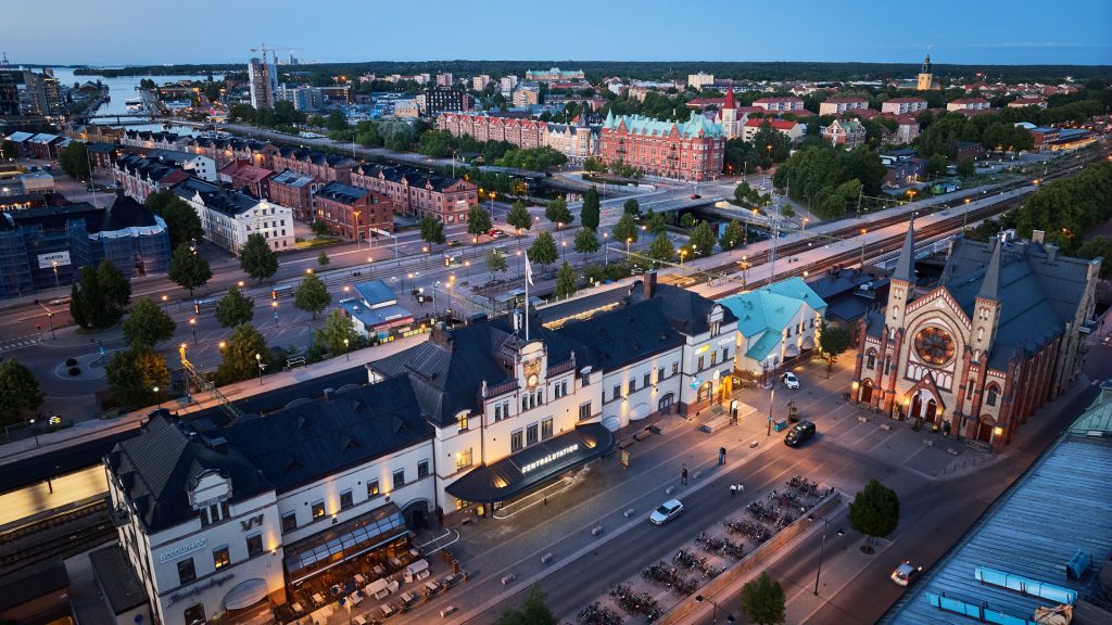 Flygbild över Gävle centralstation med Brynäs och Gävle strand i bakgrunden. Fotograf Tommy Alvén