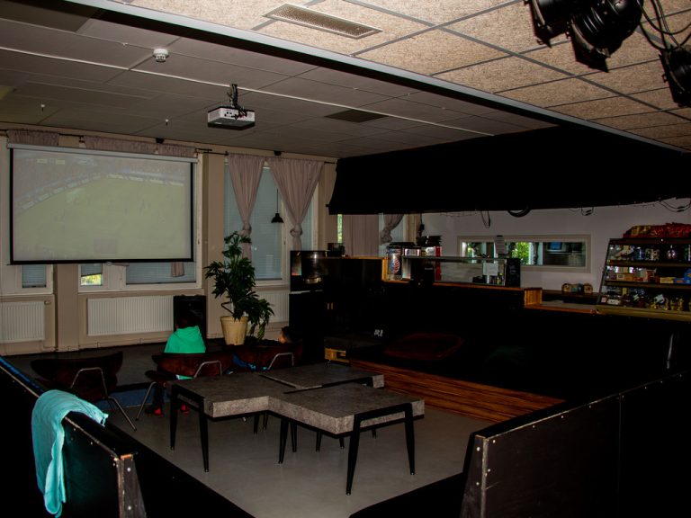 Ett rum med cafe bord storlar och projektor