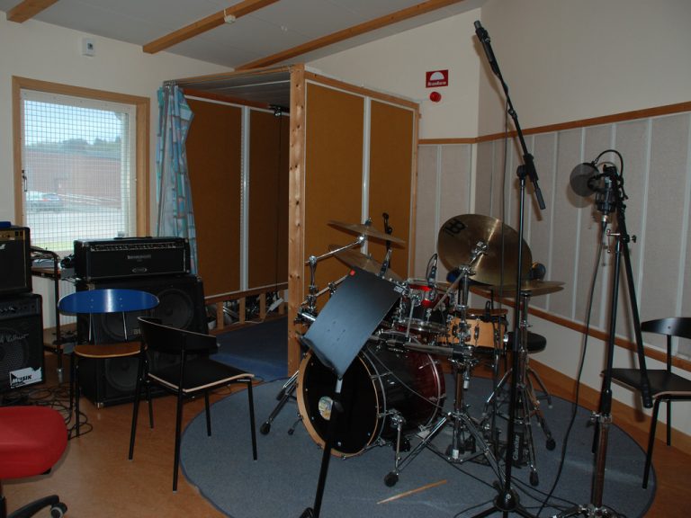 Instrument, trummor, mikrofoner bland annat.