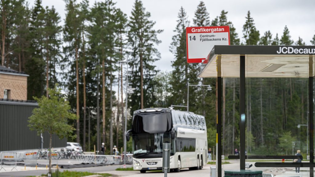 En buss vid en busshållplats