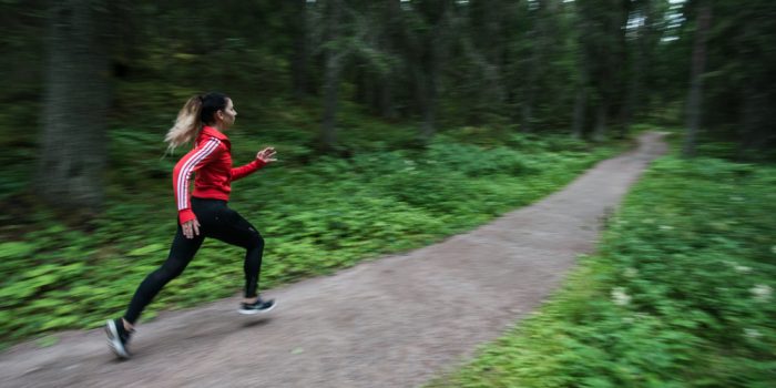 Person springer i motionsspår