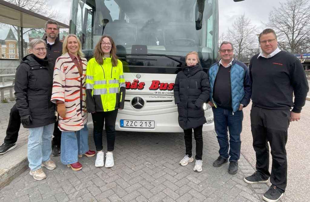 Bild på grupp som gör skolbussresa ny entreprenör