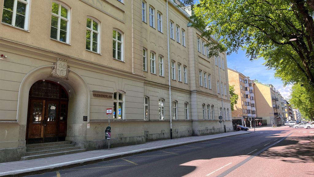 På vänster sida i bild syns en fasad med texten Vasaskolan,