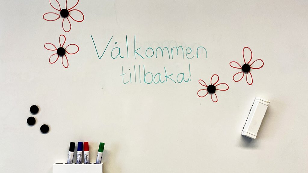 En bild som visar text, whiteboard, handskrift, kontorsvaror.