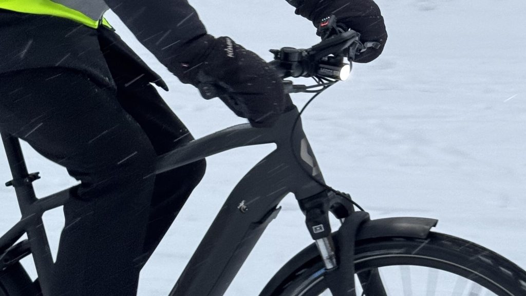 person som cyklar i vinterlandskap