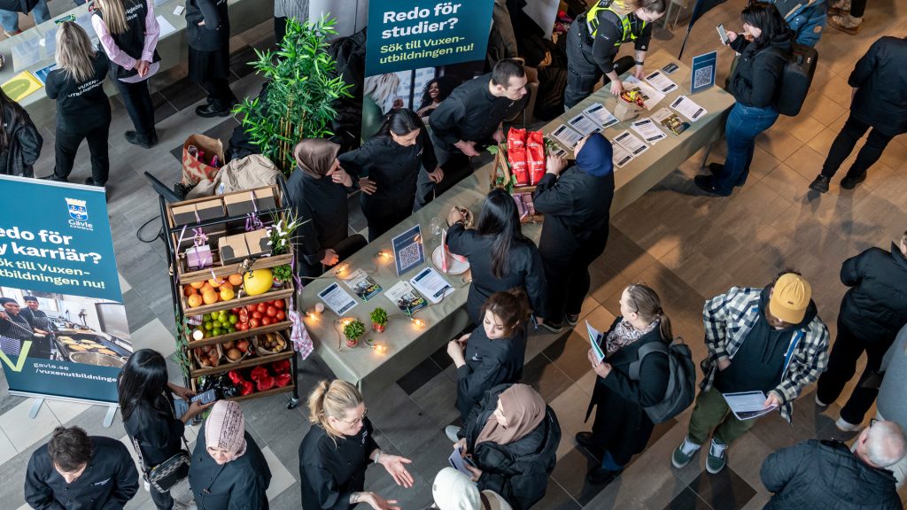 Vy över besökare på jobb- och utbildningsmässan