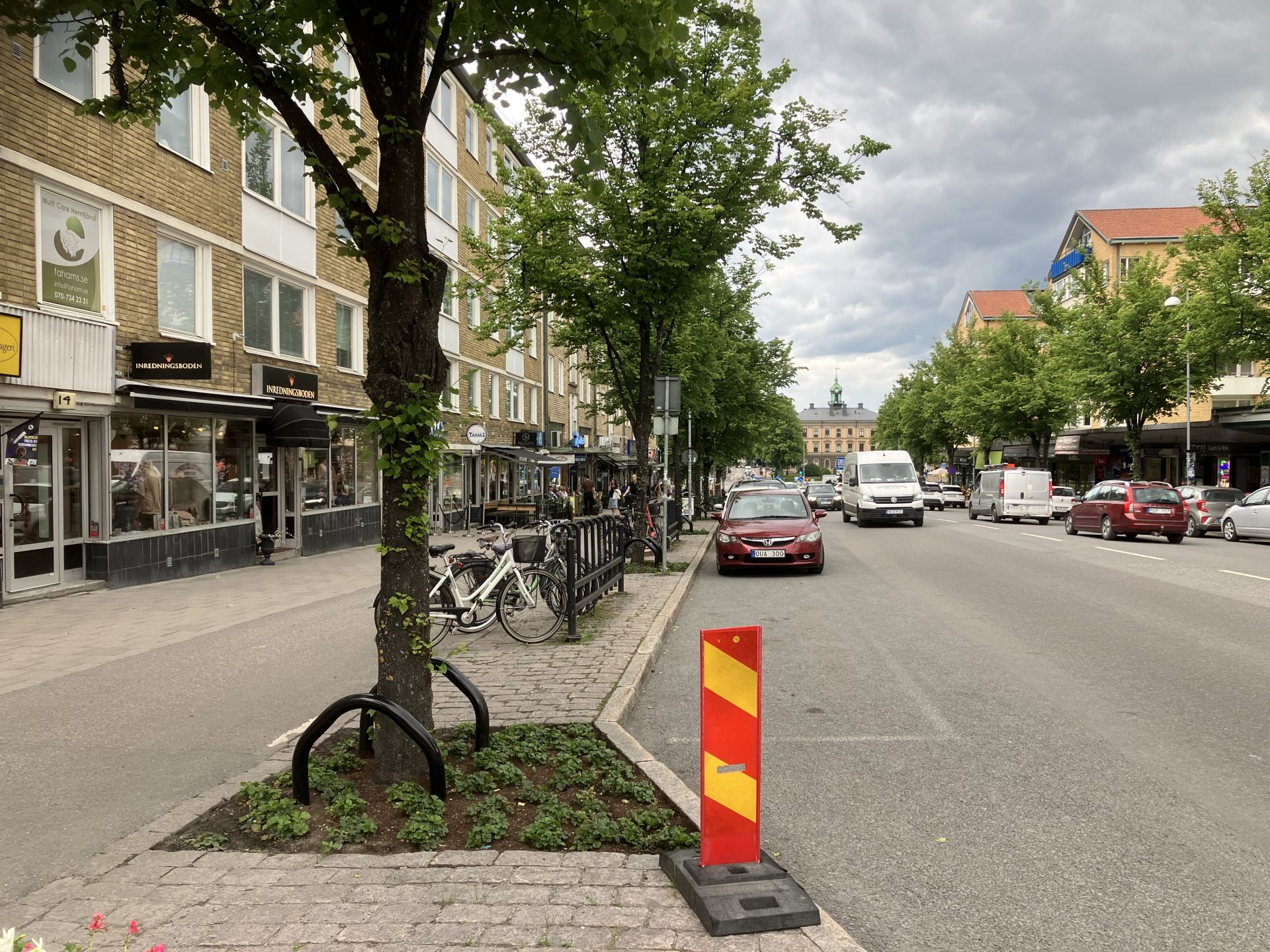 Södra Kungsgatan. Till vänster går en cykelbana längs butiker och till höger en bilväg ner som Gävle centrum