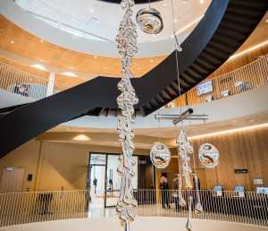 Konstverket "Agnes tårar" i trappen vid entrén på Agnes Kulturhus