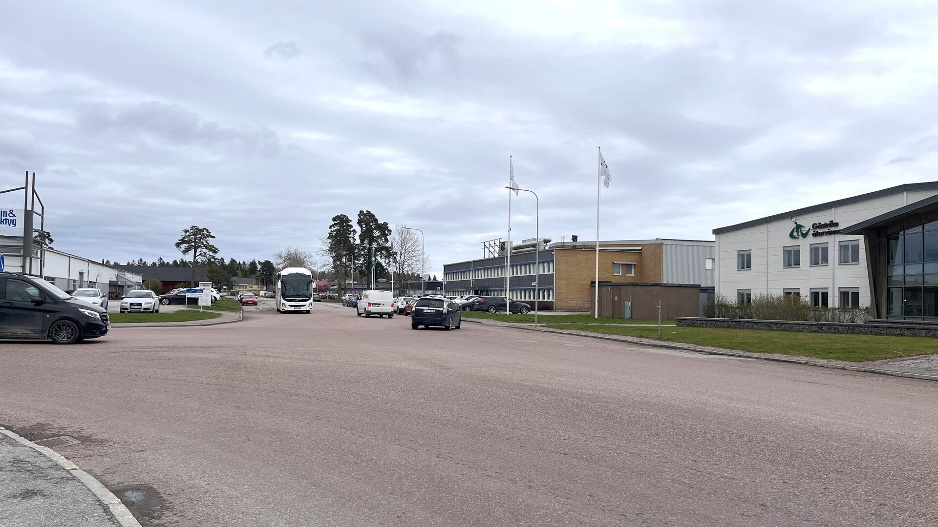 Foto längs Utmarksvägen. Bilar och en buss kör på vägen. 