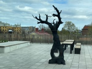 Konstverket "Smöjträd" på taket på Agnes Kulturhus