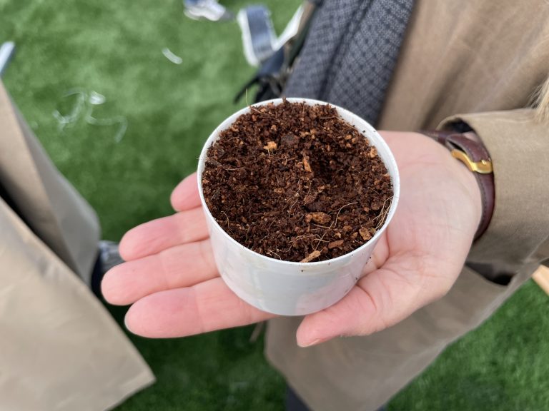Så här ser kork och kokos-infill materialet ut.