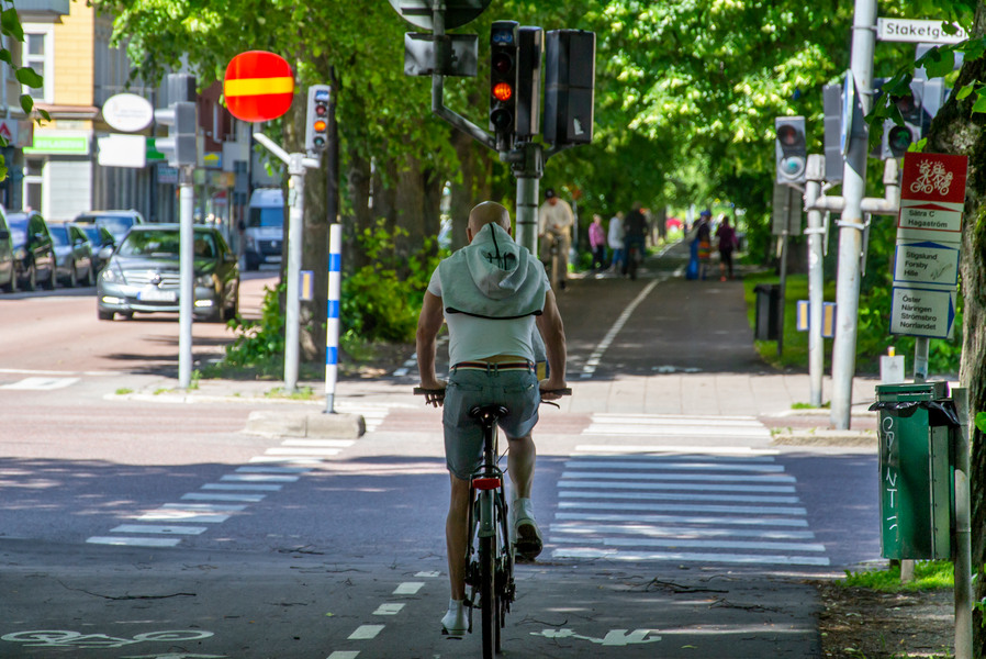 En person som cyklar längs esplanaden i Gävle.