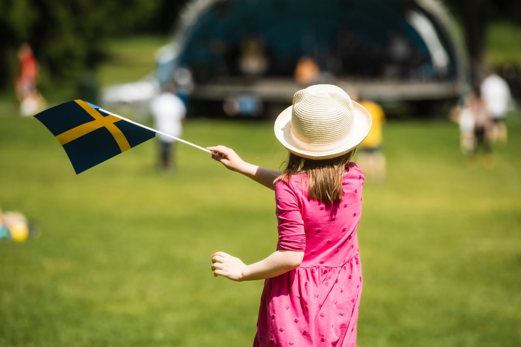 Flicka med svensk flagga