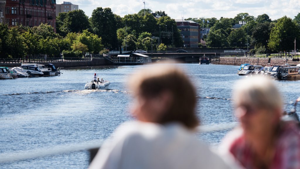 Två kvinnor som sitter vid vattnet