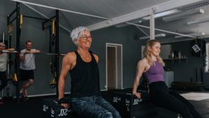 Två kvinnor tränar på gym.