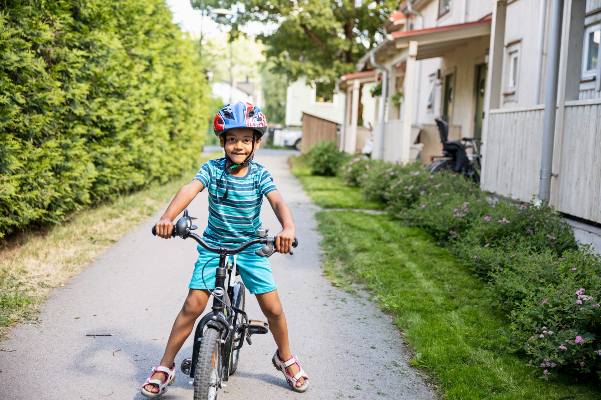pojke cyklar på stig utanför sitt hus Foto: Susanne Kronholm