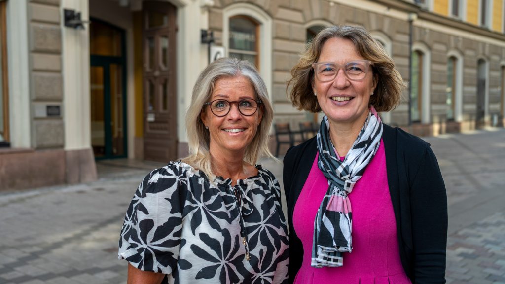 Christina Forsberg och Åsa Wiklund Lång på porträttbild tillsammans i Gävle