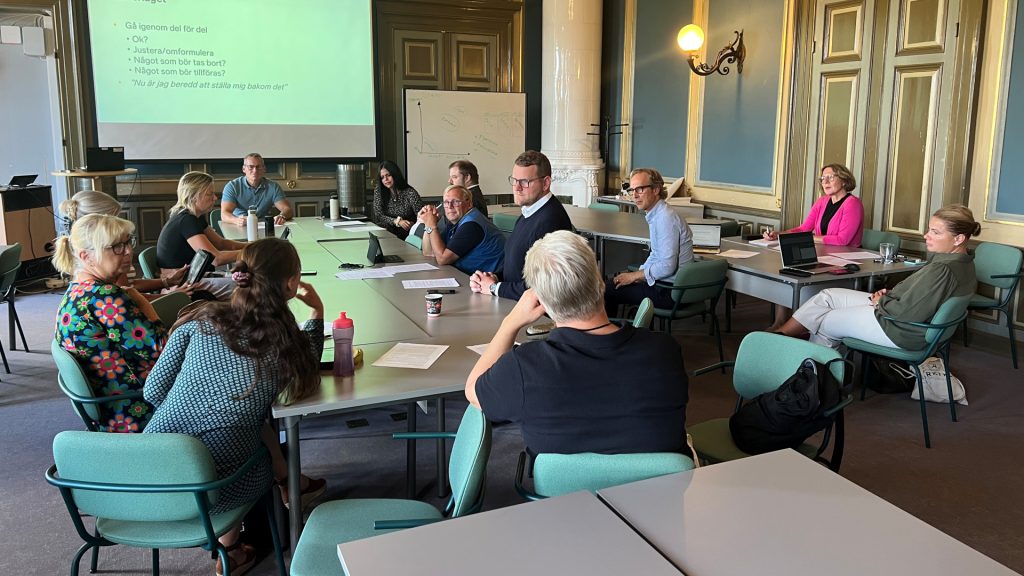 Arbetsgruppen från workshopen 18 augusti sitter och arbetar vid skrivborden