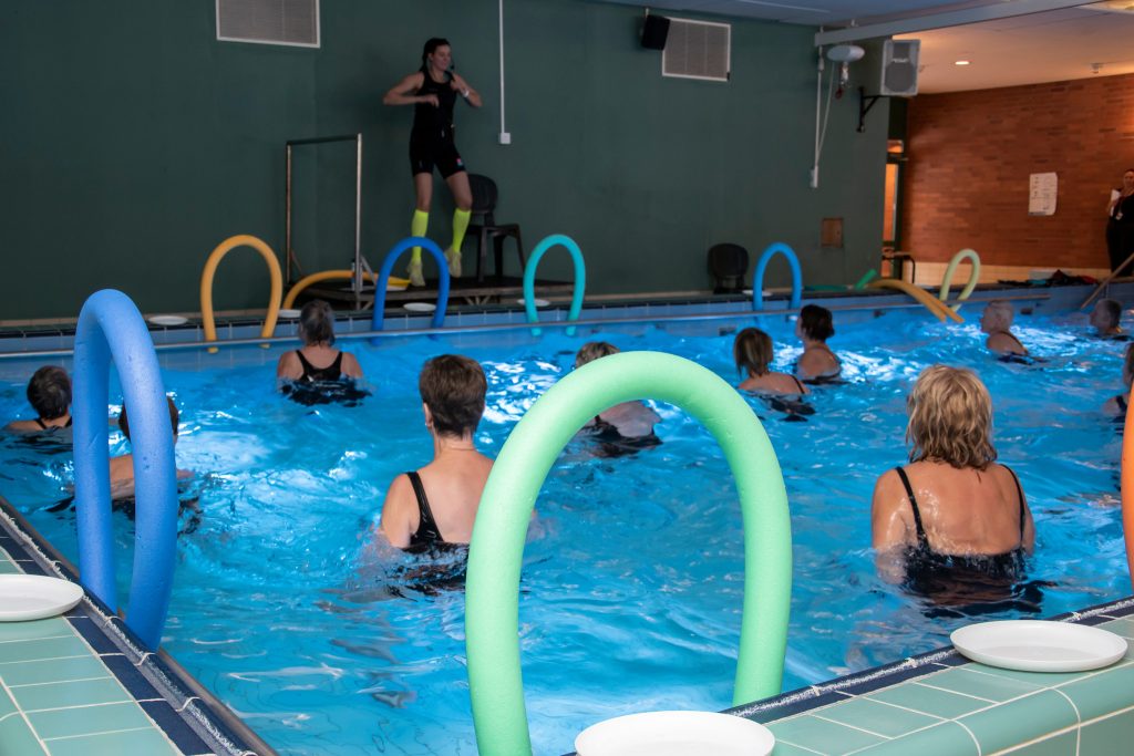 En grupp med människor som tränar i en pool