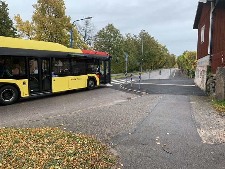 Buss kör förbi ett ombyggt övergångsställe