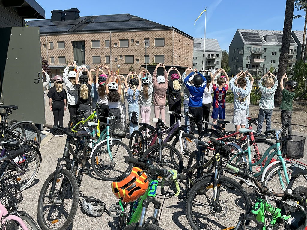 Elever värmer upp inför cykelutbildning